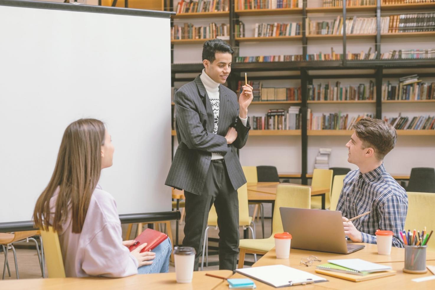 Profesionales trabajando en estrategias de comunicación financiera